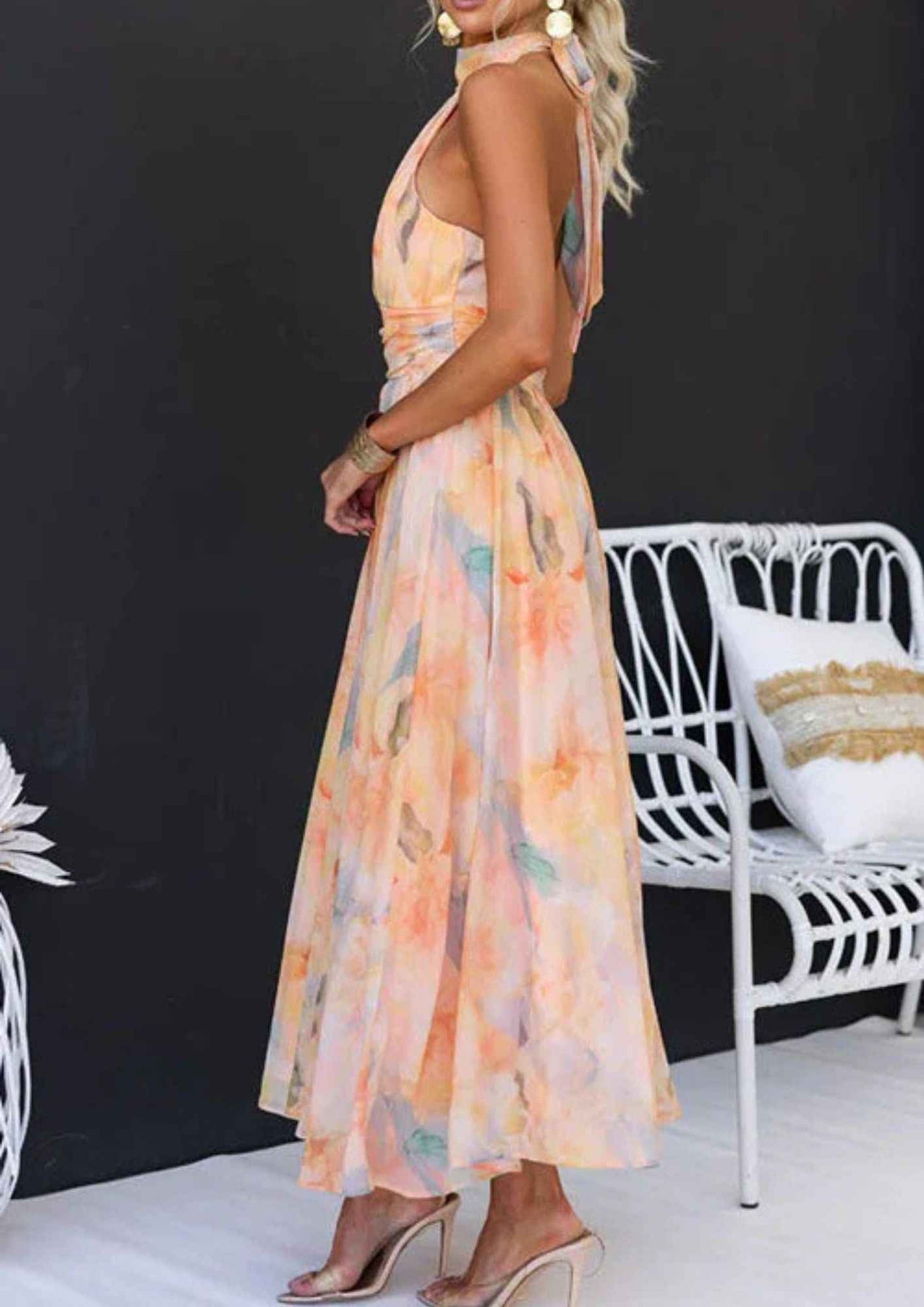 Halter hals open rug getailleerde aquarel print maxi jurk