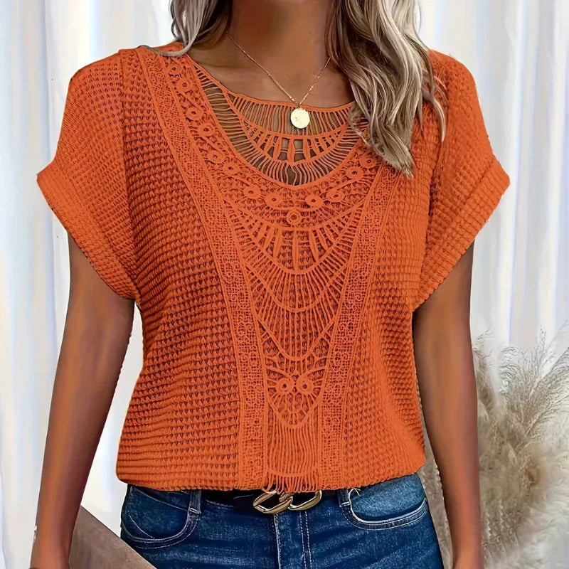 Calira® | Vintage Hæklet Accent T-shirt