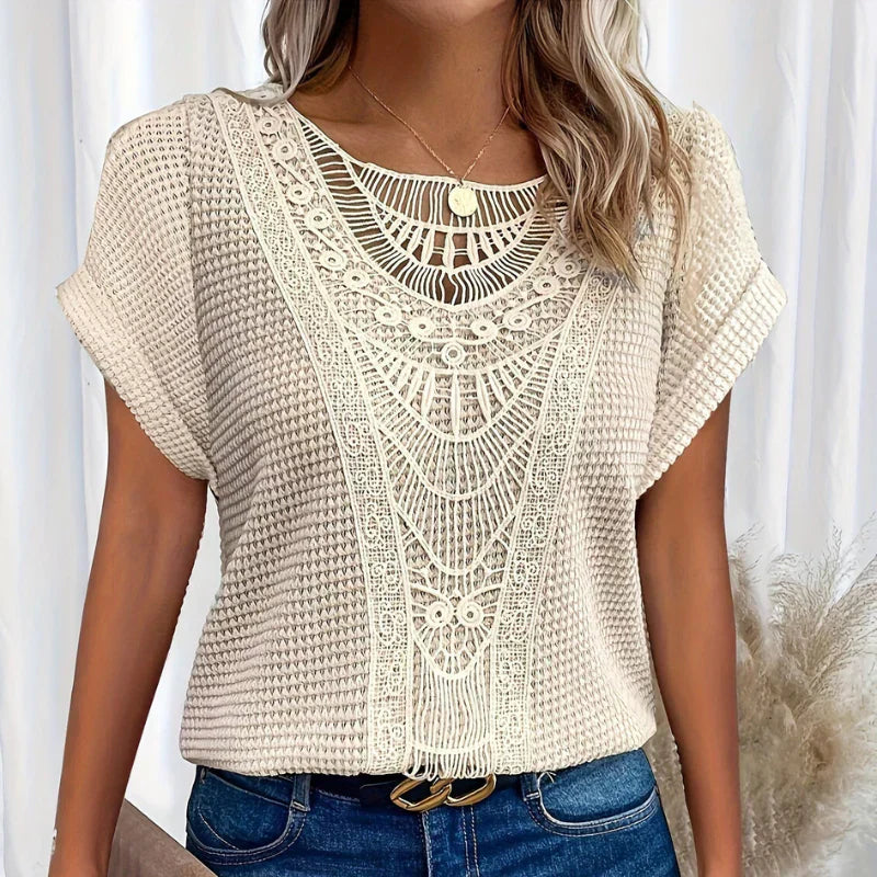 Calira® | Vintage Hæklet Accent T-shirt